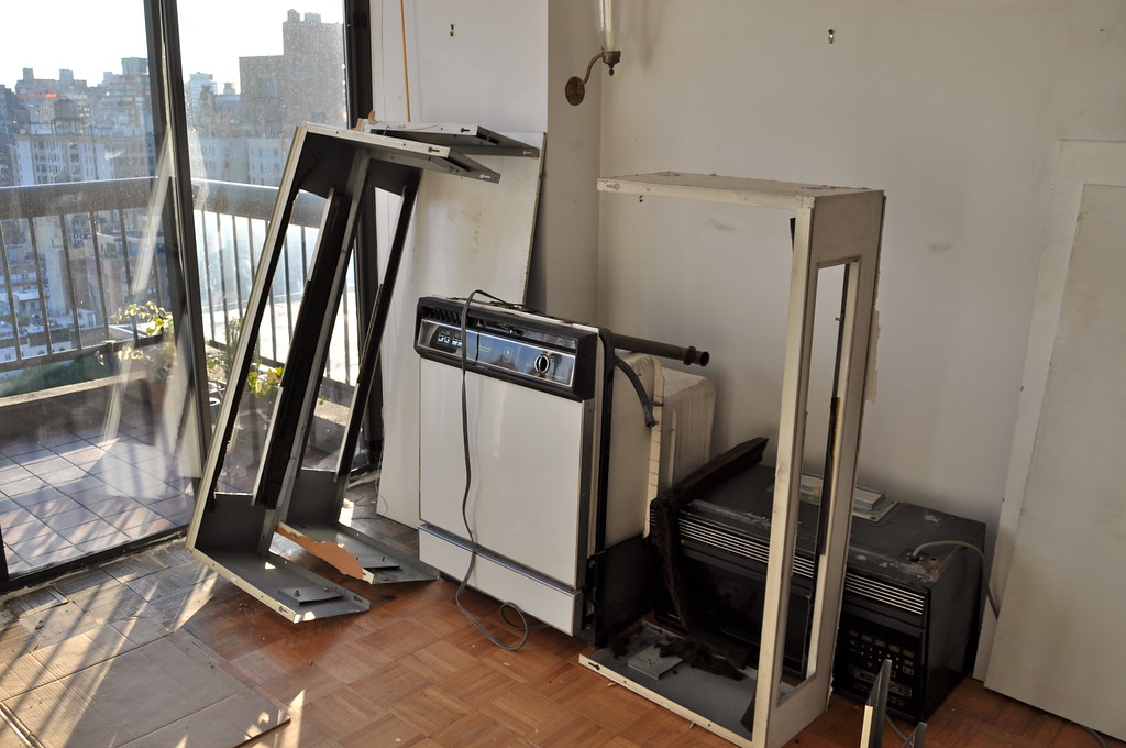 Chantier de rénovation avec cloisons et installation électrique refaites